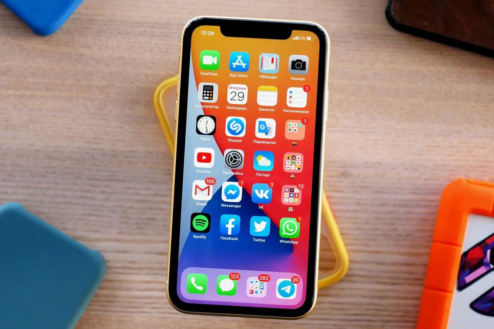 Apple скоро выпустит два iPhone SE и AirPods Pro 2