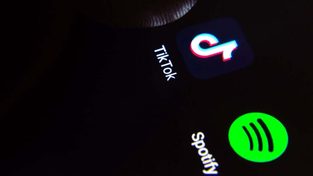 Spotify и TikTok ограничивают свою работу в России
