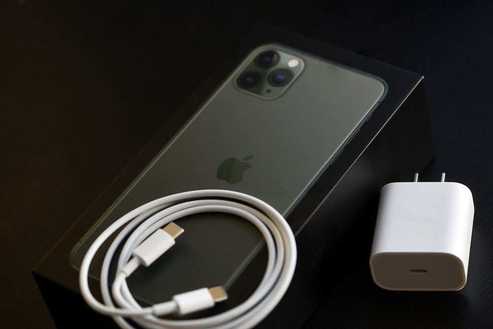 Apple запретили продавать iPhone без зарядного устройства в Бразилии