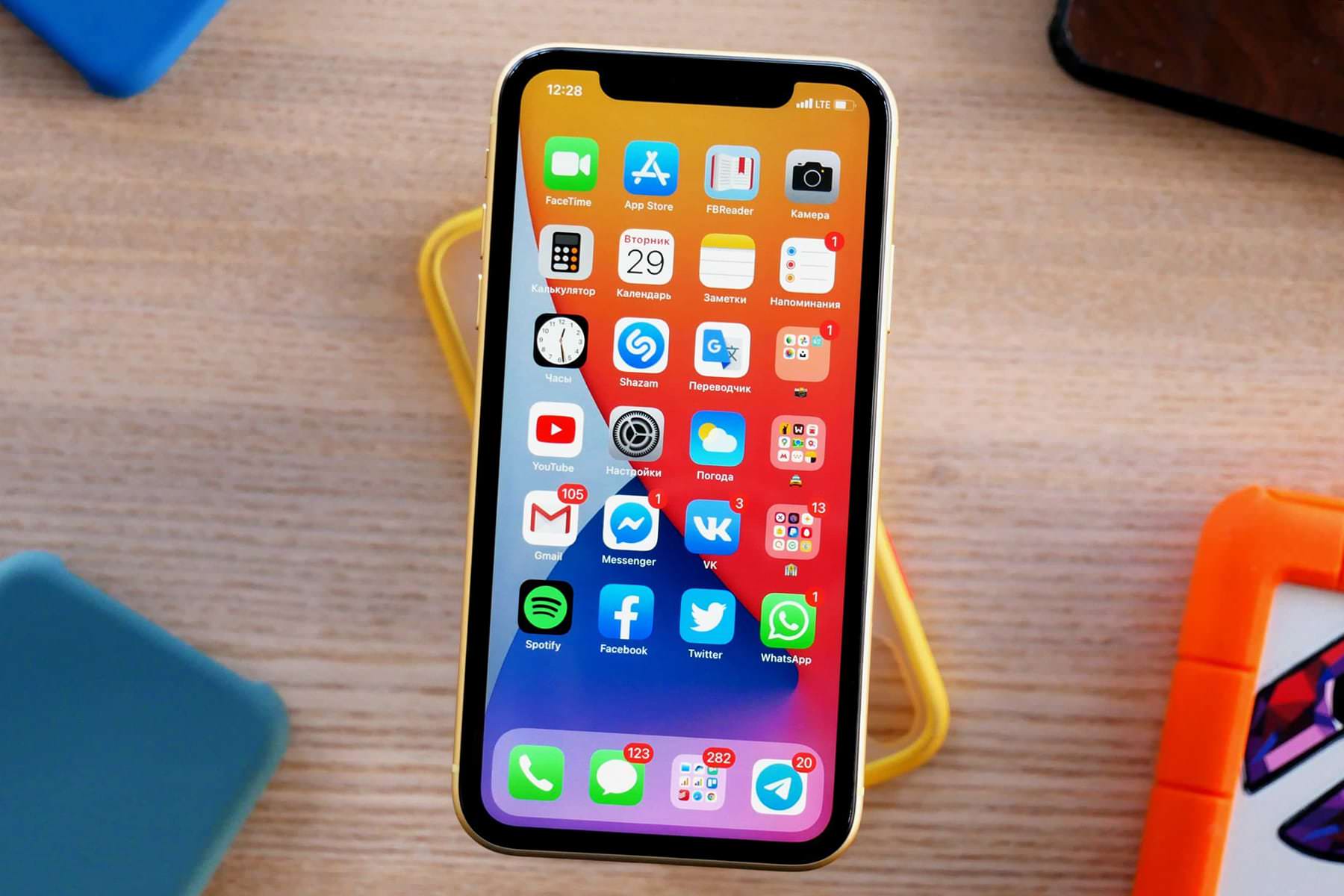 Apple скоро выпустит два iPhone SE и AirPods Pro 2