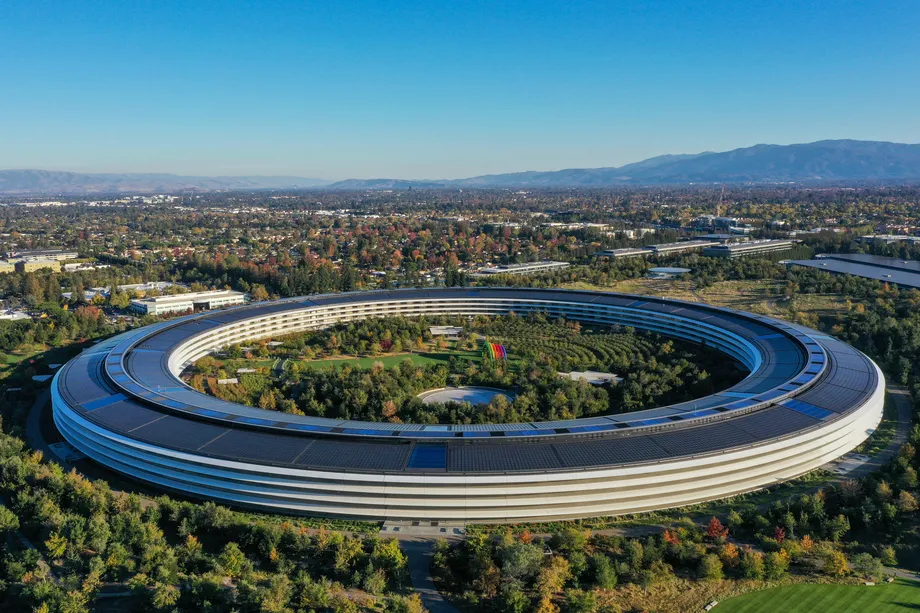 Apple перенесла дату открытия своих офисов и выплатит сотрудникам компенсацию