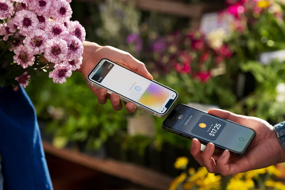 Apple введет технологию бесконтактной оплаты Tap to Pay