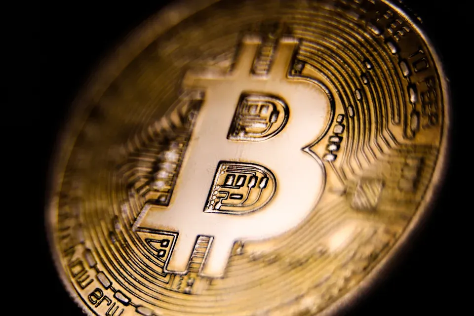 Курс биткоина упал до минимума за 16 месяцев