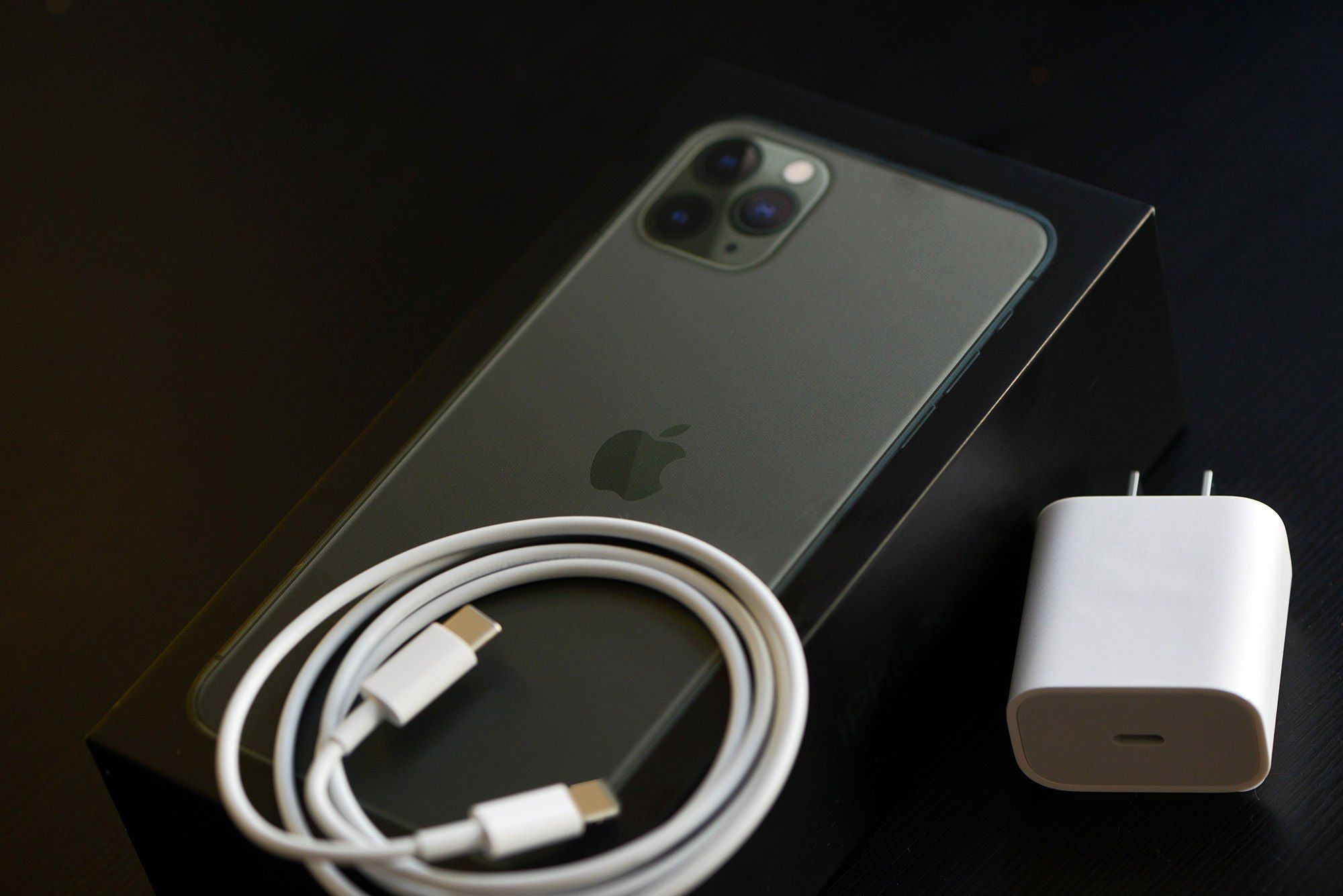 Apple запретили продавать iPhone без зарядного устройства в Бразилии