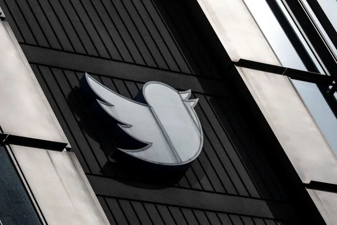Twitter* массово начал разрывать контракты