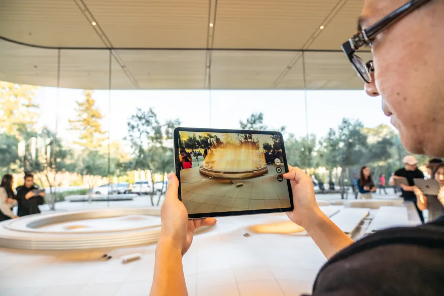 Apple позволит создавать приложения для AR с помощью Siri