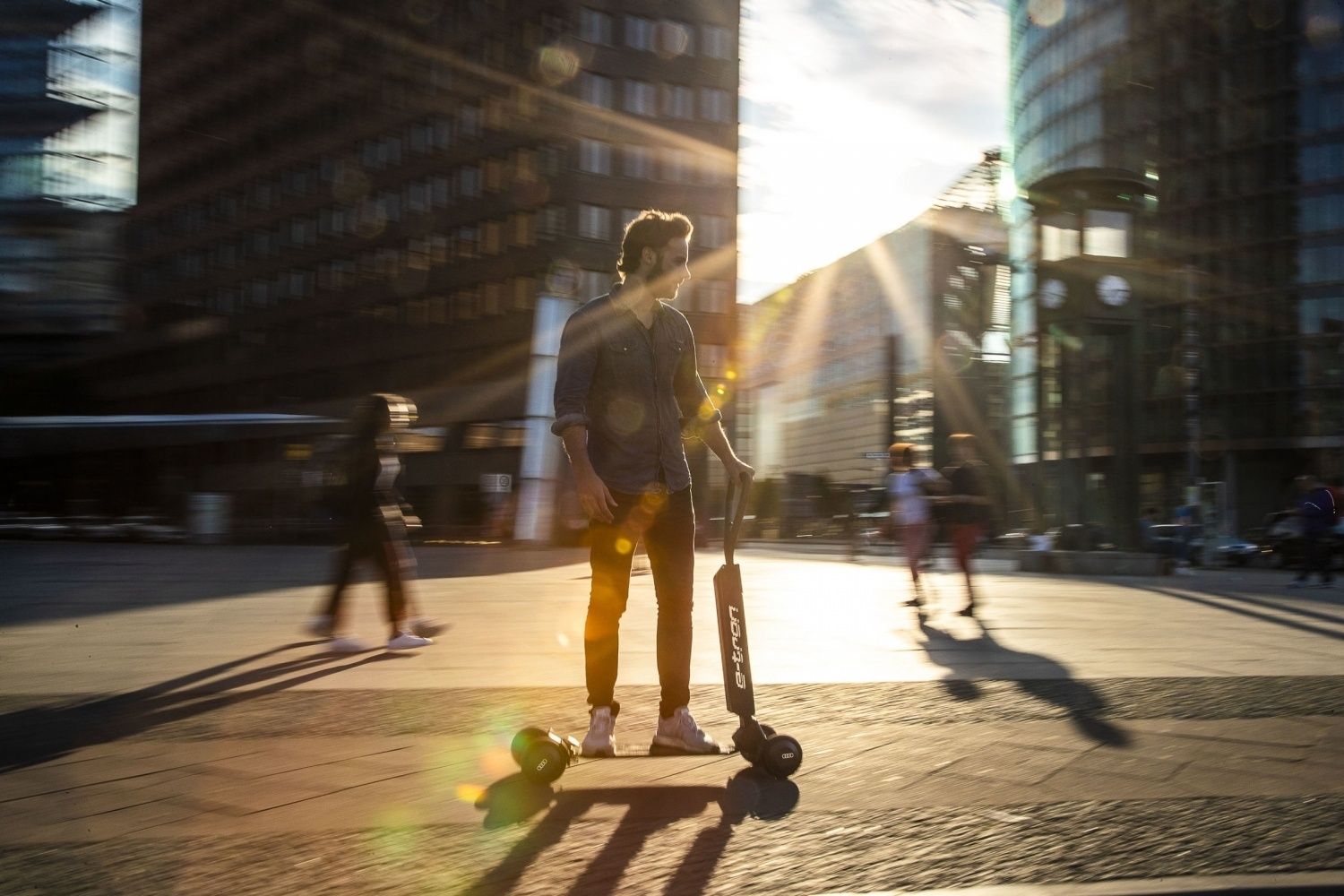 Audi презентовала электросамокат e-tron Scooter