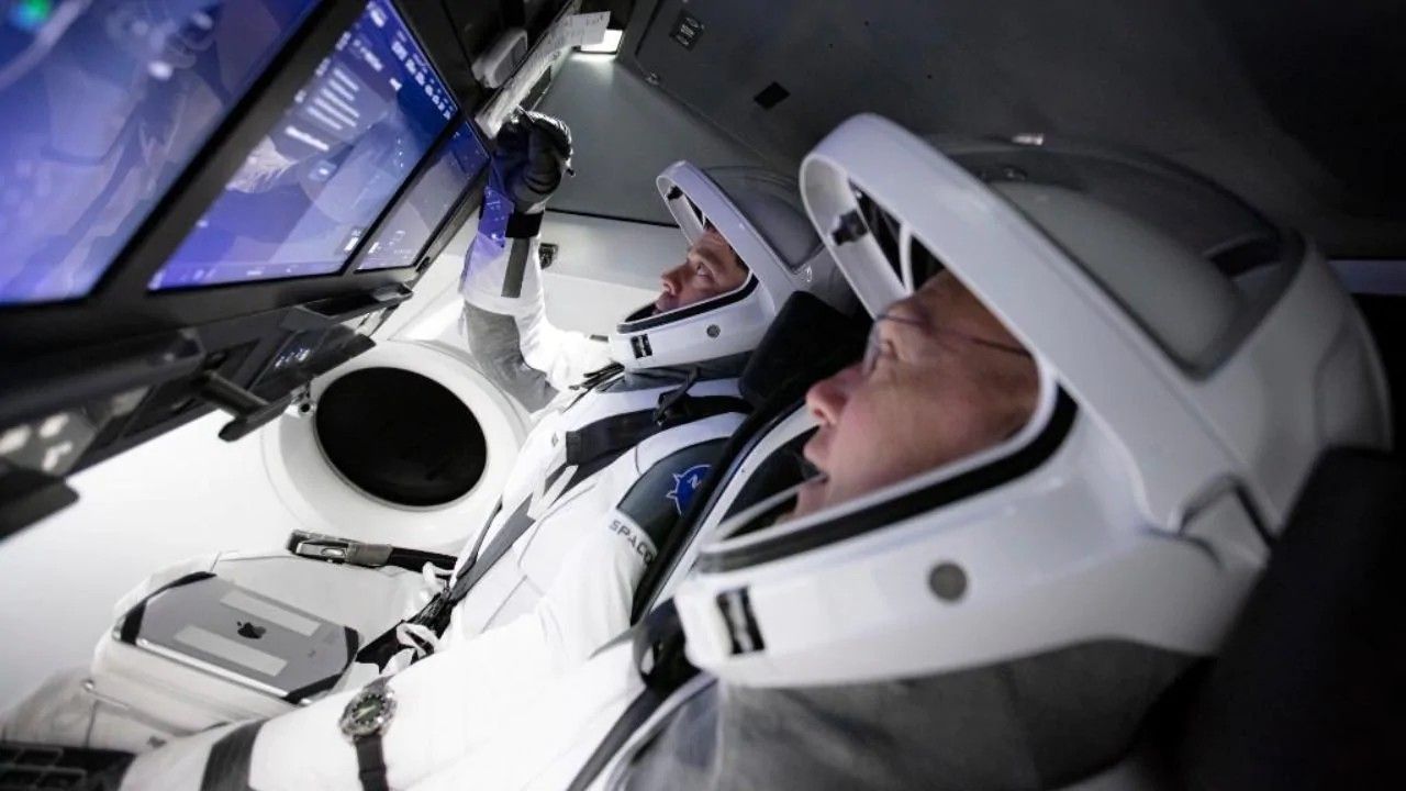 Легендарная миссия SpaceX и NASA завершена: космонавты Crew Dragon вернулись на Землю