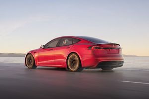 Илон Маск представил новую Tesla Model S Plaid