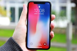 iPhone X выпал из самолета и остался цел