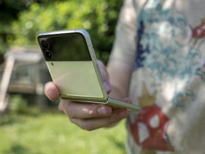 Samsung в последнем квартале прошлого года занял 96% рынка гибких смартфонов