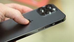 iPhone 15 получит экран с двумя отверстиями