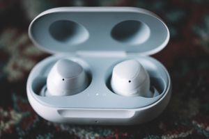 AirPods или Galaxy Buds?