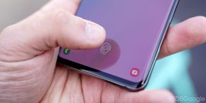 Обновление Galaxy S10 исправит проблемы с ультразвуковым датчиком отпечатков пальцев