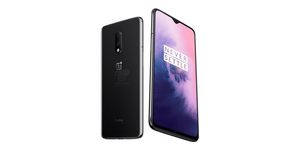 Первые официальные фотографии OnePlus 7: каплевидная чёлка и широкий динамик