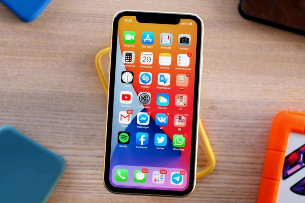 Apple скоро выпустит два iPhone SE и AirPods Pro 2