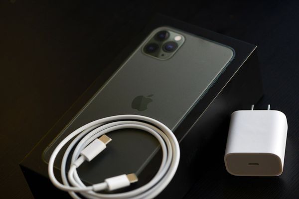 Apple запретили продавать iPhone без зарядного устройства в Бразилии
