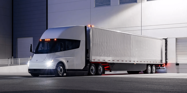 Tesla наконец начнет поставлять свои электрогрузовики Semi
